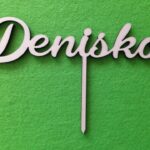 Drevený zápich na tortu s menom Denisko