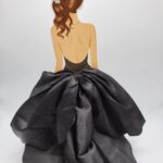 Dáma v saténových šatách /čierna/