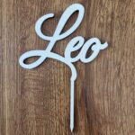 Drevený zápich na tortu s menom Leo