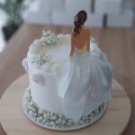 Dáma v saténových šatách /biela/ – Obrázok 3