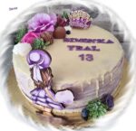 dekorácia na tortu/magnetka - Dievča vo fialových šatách – Obrázok 2