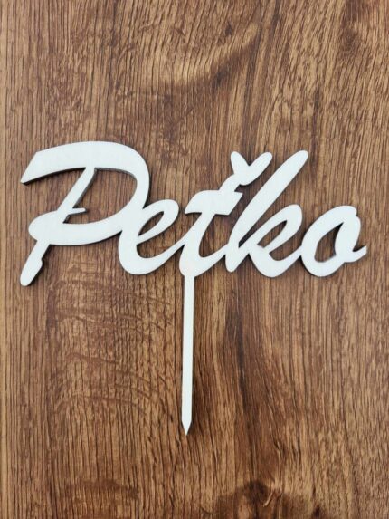 Drevený zápich na tortu s menom Peťko
