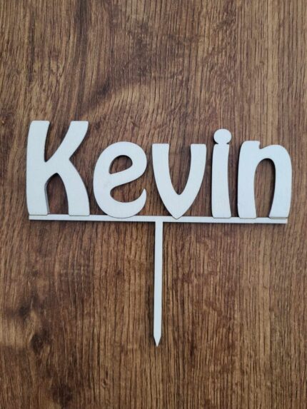 Drevený zápich na tortu s menom Kevin