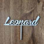Drevený zápich na tortu s menom Leonard