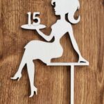 Zápich na tortu - sediaca žena/dievča číslo 15 + korunka