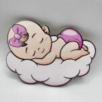 Dekorácia na tortu/magnetka Bábätko - dievčatko na obláčiku 01