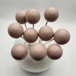 Dekorácia – Béžové tmavé guličky 04