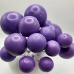 Dekorácia – Fialové guličky 03