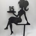 Zápich na tortu - sediaca žena/dievča číslo 15 + korunka /čierna/