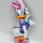 Drevená magnetka – Minnie Mouse je roztomilá a obľúbená dekorácia vyrobená z kvalitnej topoľovej preglejky. Klasický motív Minnie poteší malé fanúšičky rozprávok a je ideálny na dievčenské detské oslavy. Magnetka je vhodná ako dekorácia na torty, na čelo torty aj do darčekových balíčkov pre hostí. Jednoduchým nalepením špajgle zo zadnej strany ju môžete použiť aj ako zápich na tortu. Po oslave poslúži ako drevená magnetka na chladničku a zostane milou spomienkou. ✔ drevená magnetka ✔ dekorácia na tortu / zápich na tortu ✔ motív Minnie ✔ vhodná do darčekových balíčkov ✔ vyrobené z prírodného materiálu Ideálna voľba na dievčenské narodeniny, tematické oslavy s Minnie alebo ako originálny doplnok k darčeku.