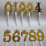Plastové čísla sada 0 – 9 +korunka /zlatá/05