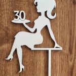 Zápich na tortu - sediaca žena/dievča číslo 30 + korunka