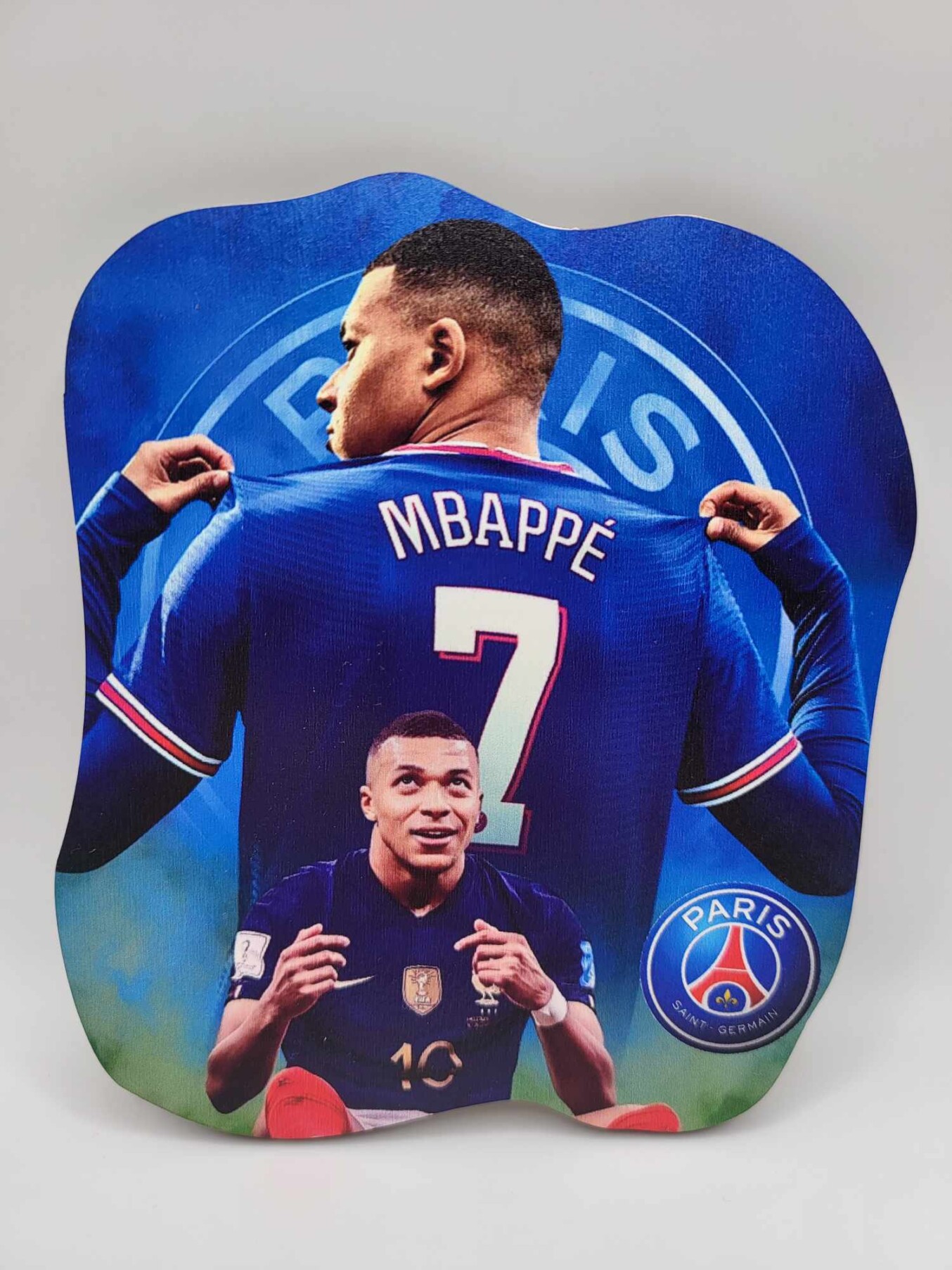 748876e5-4ff5-43e8-b0b1-a61030a2a146-scaled-1.jpg Dekorácia na torrtu/magnetka Kylian Mbappé 01 – Obrázok 1