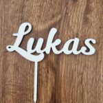Drevený zápich na tortu s menom Lukas