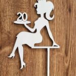 Zápich na tortu - sediaca žena/dievča číslo 20 + korunka