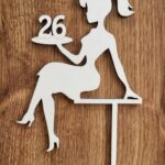 Zápich na tortu - sediaca žena/dievča číslo 26