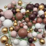 Dekorácia – Guličky/hnedé+biele+zlaté/ SADA 135 – Obrázok 3