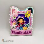 Dekorácia na tortu/magnetka Gabby's Dollhouse + meno +vek – Obrázok 2
