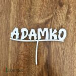 drevený zápich na tortu s menom Adamko