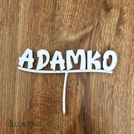 drevený zápich na tortu s menom Adamko