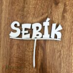 Drevený zápich na tortu s menom Sebík