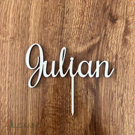 Drevený zápich na tortu s menom Julian