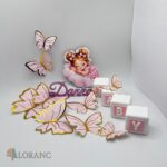 dekorácia na tortu - SADA - magnetka dievčatko na obláčiku + motýle + meno + nápis BABY