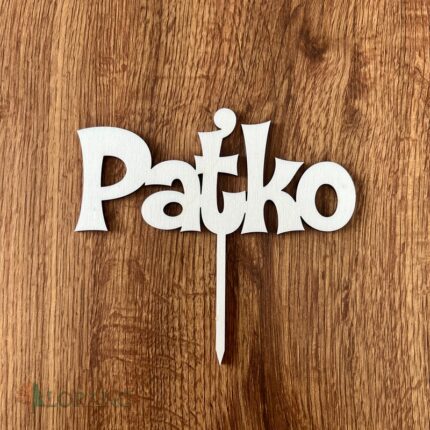 Drevený zápich na tortu s menom Paťko