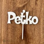 Drevený zápich na tortu s menom Peťko