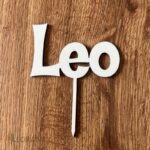 Drevený zápich na tortu s menom Leo 02