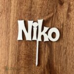 Drevený zápich na tortu s menom Niko
