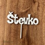 Drevený zápich na tortu s menom Števko