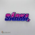 dekorácia na tortu/magnetka – meno v štýle Huntrix/K-POP – Sárka