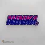 dekorácia na tortu/magnetka – meno v štýle Huntrix/K-POP – Ninka