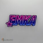 dekorácia na tortu/magnetka – meno v štýle Huntrix/K-POP – Emka