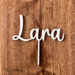 Drevený zápich na tortu s menom Lara
